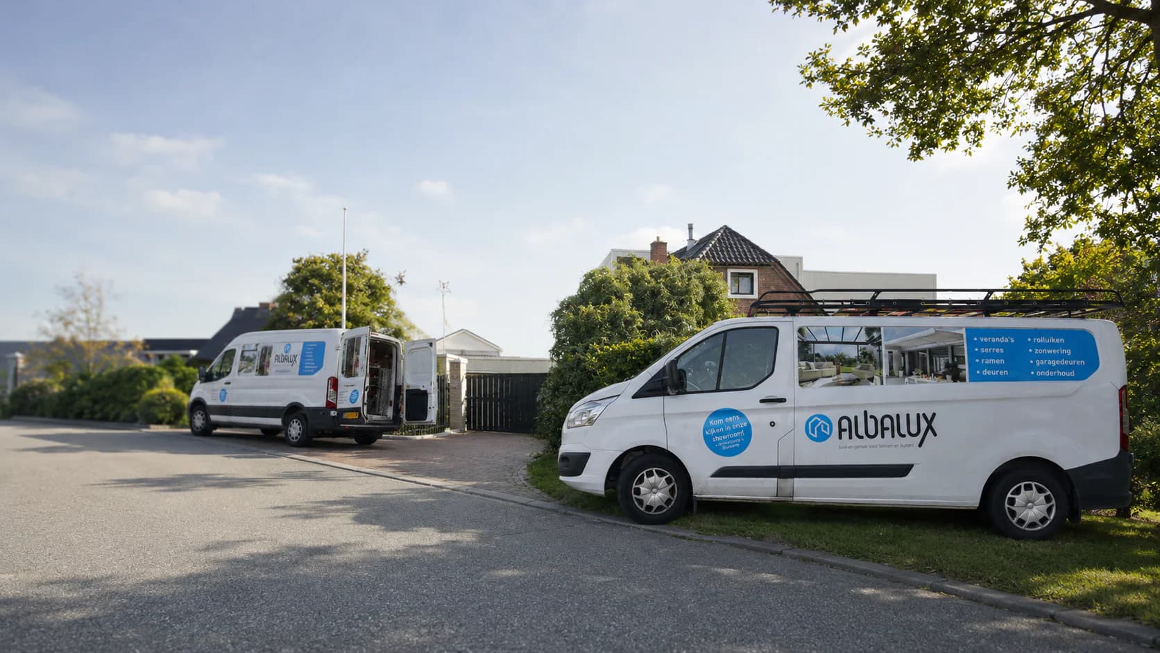Luxe aluminium veranda met geïntegreerde sfeerverlichting en glazen schuifwanden