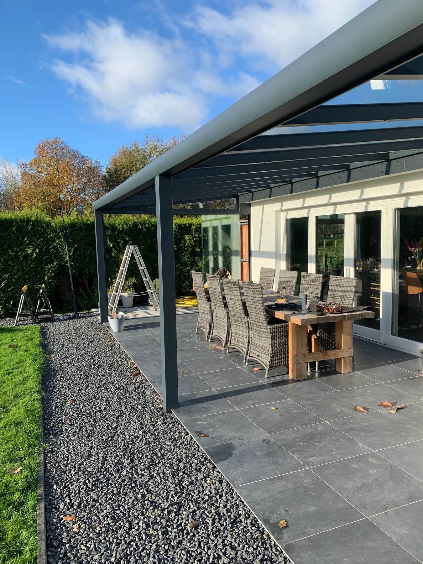Aluminium terrasoverkapping met glazen dak tijdens montage