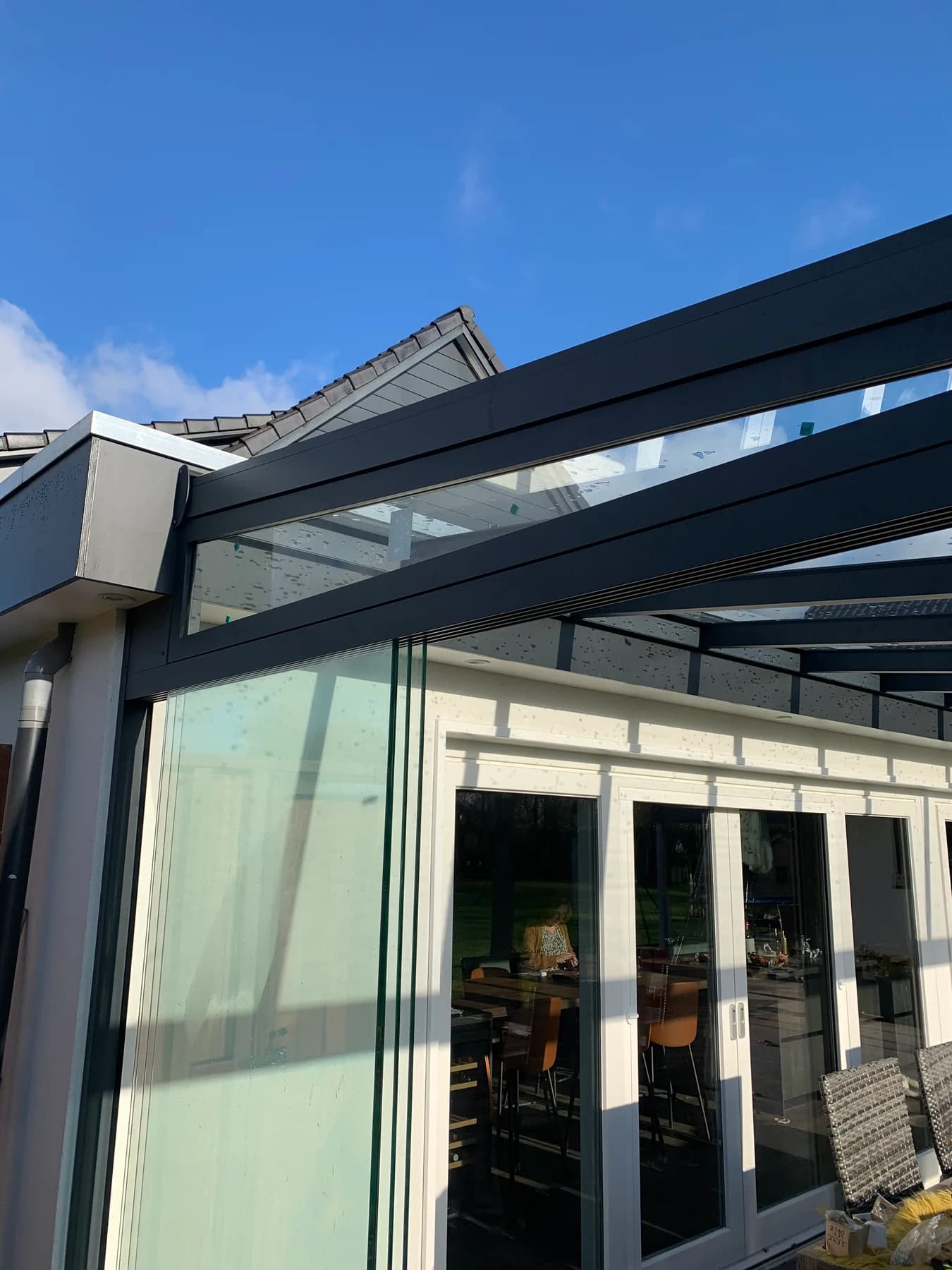 Detail van de aluminium profielen en het glazen dak van een veranda